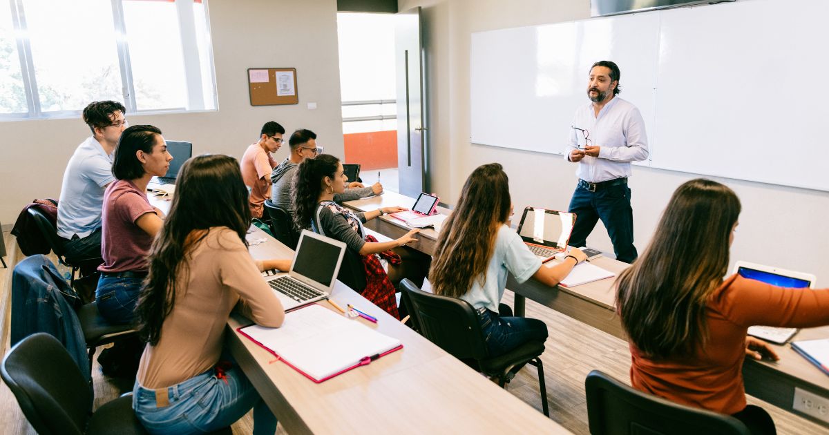 Du học Canada nên học Đại học hay Cao đẳng